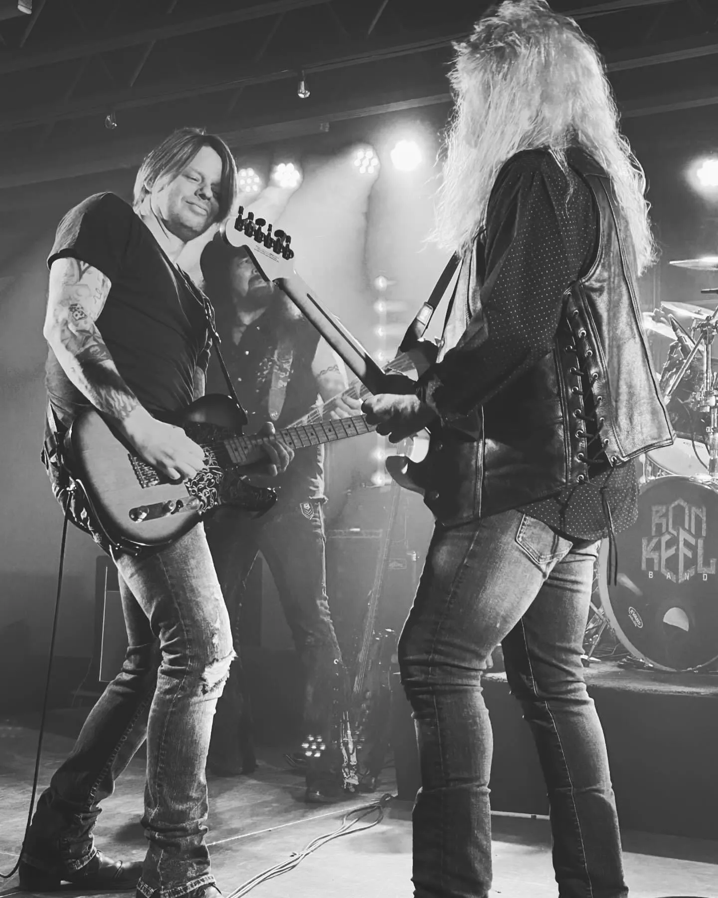 Jason Haven & Dave Cothern playing guitar